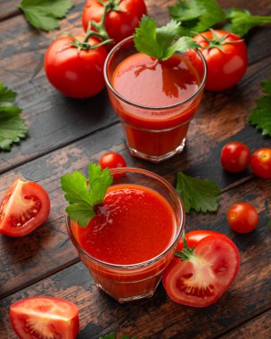 Rustik ahşap masada kereviz ile cam domates suyu