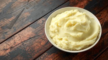 Tahta rustik masada beyaz kase patates püresi. Sağlıklı gıda