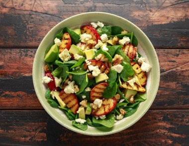 Rustik kasede ıspanak, avokado, ceviz ve beyaz peynirli Yaz Şeftali Salatası. sağlıklı gıda.