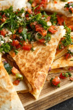 Tavuk ve peynir ile Meksika gıda quesadillas ev yapımı taze salsa tepesi ile rustik ahşap doğrama tahtası servis