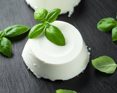 Siyah rustik masada fesleğen yaprağı ile taze Ricotta peyniri. seçilen odak