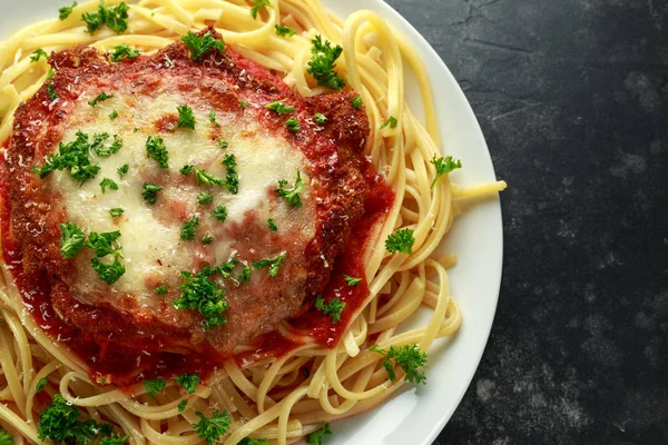 Куряче пармезан з сиром і соусом Маринара служив над спагетті, макарони — стокове фото