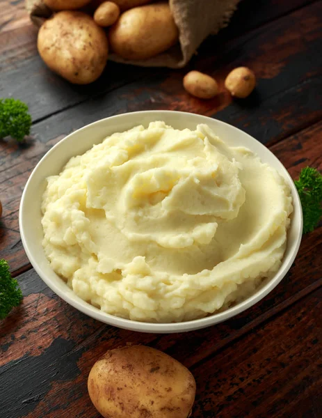 Purê de batatas em tigela branca na mesa rústica de madeira. Alimentos saudáveis — Fotografia de Stock