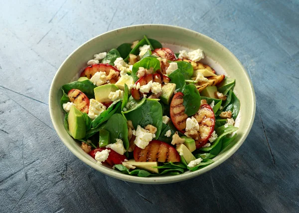 Rustik kasede ıspanak, avokado, ceviz ve beyaz peynirli Yaz Şeftali Salatası. sağlıklı gıda.