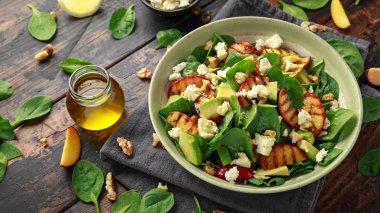 Rustik kasede ıspanak, avokado, ceviz ve beyaz peynirli Yaz Şeftali Salatası. sağlıklı gıda.