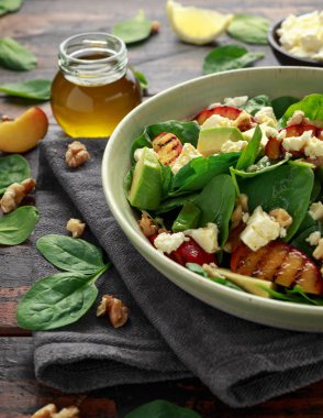 Rustik kasede ıspanak, avokado, ceviz ve beyaz peynirli Yaz Şeftali Salatası. sağlıklı gıda.