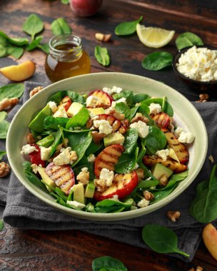 Rustik kasede ıspanak, avokado, ceviz ve beyaz peynirli Yaz Şeftali Salatası. sağlıklı gıda.