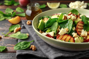 Rustik kasede ıspanak, avokado, ceviz ve beyaz peynirli Yaz Şeftali Salatası. sağlıklı gıda.