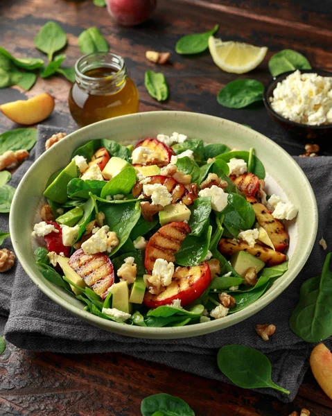 Rustik kasede ıspanak, avokado, ceviz ve beyaz peynirli Yaz Şeftali Salatası. sağlıklı gıda.