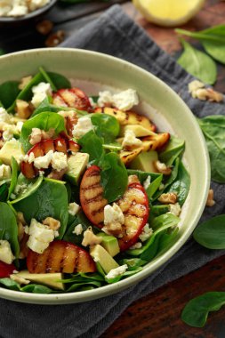 Rustik kasede ıspanak, avokado, ceviz ve beyaz peynirli Yaz Şeftali Salatası. sağlıklı gıda.