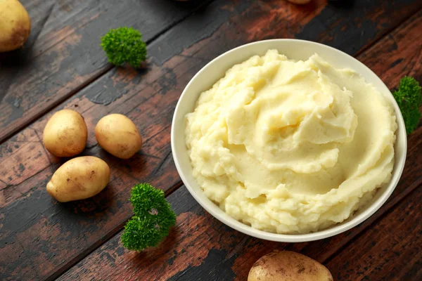 Kartoffelbrei in weißer Schüssel auf rustikalem Holztisch. gesunde Ernährung — Stockfoto