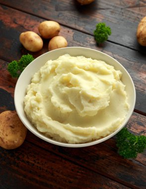 Tahta rustik masada beyaz kase patates püresi. Sağlıklı gıda