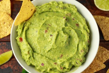 Nachos cips ve otlar ile taze Guacamole Bowl. Sağlıklı Vegan, Sebze gıda.