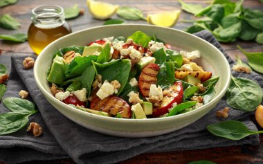 Rustik kasede ıspanak, avokado, ceviz ve beyaz peynirli Yaz Şeftali Salatası. sağlıklı gıda.