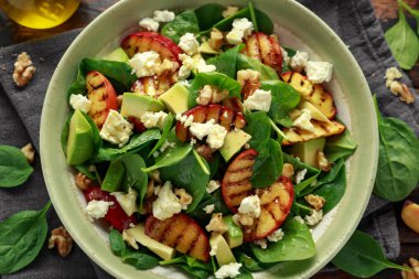 Rustik kasede ıspanak, avokado, ceviz ve beyaz peynirli Yaz Şeftali Salatası. sağlıklı gıda.