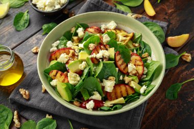 Rustik kasede ıspanak, avokado, ceviz ve beyaz peynirli Yaz Şeftali Salatası. sağlıklı gıda.