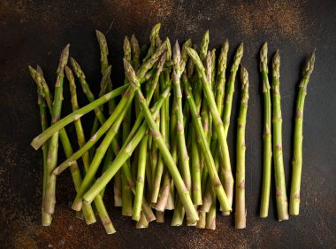 Kahverengi masada taze topalmış organik kuşkonmaz uçları