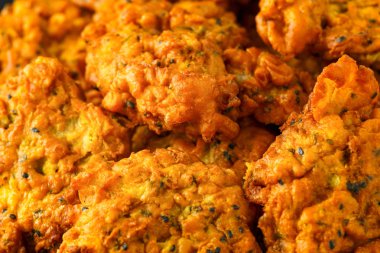 Hint paket gıda, siyah tabakta baharatlı soğan bhajis