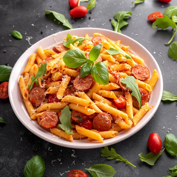 Worst Penne pasta met tomatensaus en verse kruiden — Stockfoto