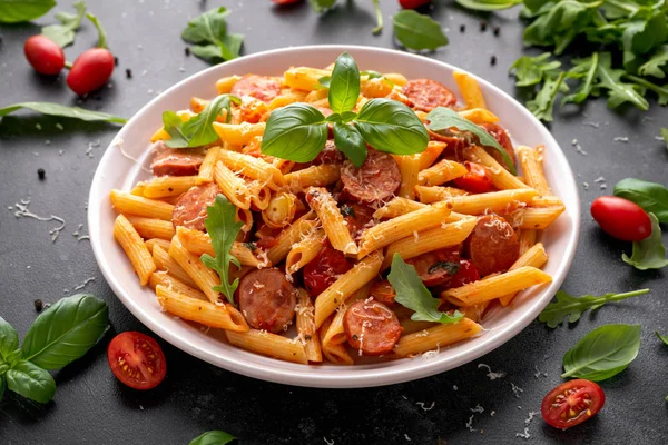 Worst Penne pasta met tomatensaus en verse kruiden — Stockfoto