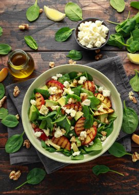 Rustik kasede ıspanak, avokado, ceviz ve beyaz peynirli Yaz Şeftali Salatası. sağlıklı gıda.