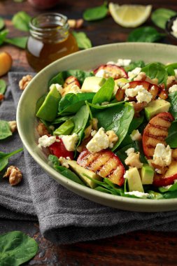 Rustik kasede ıspanak, avokado, ceviz ve beyaz peynirli Yaz Şeftali Salatası. sağlıklı gıda.