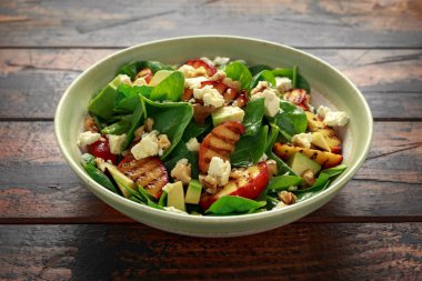 Rustik kasede ıspanak, avokado, ceviz ve beyaz peynirli Yaz Şeftali Salatası. sağlıklı gıda.