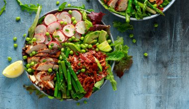Izgara tavuk göğsü, kuşkonmaz, avokado, turp ve pastırma ile Cobb salata kase