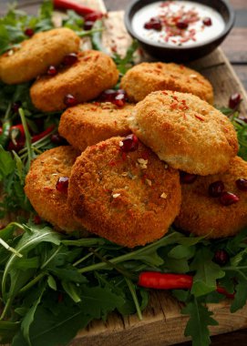 Tayland gıda baharatlı balık kek nar tohumu ve yabani roket, arugula salata ile servis.