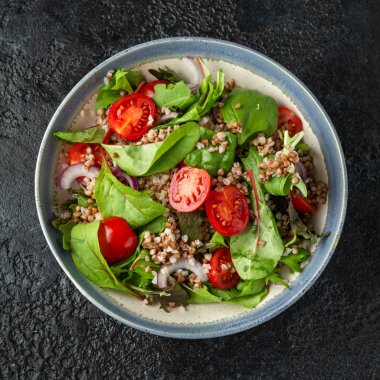 Kiraz domates, kırmızı soğan ve yeşil sebze ile karabuğday salatası. Sağlıklı diyet gıda