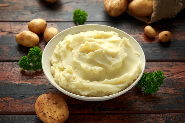 Purê de batatas em tigela branca na mesa rústica de madeira. Alimentos saudáveis — Fotografia de Stock