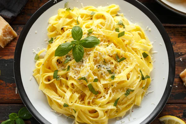 Pasta al Limone, Limão com manjericão e queijo parmesão sobre mesa de madeira — Fotografia de Stock