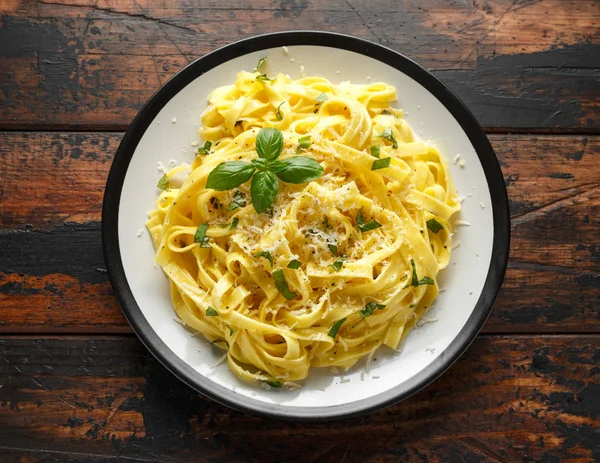 Pasta al Limone, Limón con albahaca y queso parmesano sobre mesa de madera —  Fotos de Stock