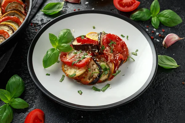 Guiso de verduras de Ratatouille con calabacín, berenjenas, tomates, ajo, cebolla y albahaca. Comida tradicional francesa . — Foto de Stock
