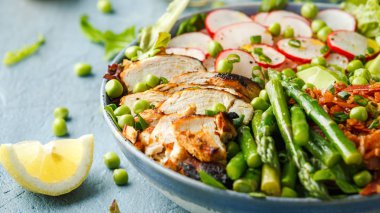 Izgara tavuk göğsü, kuşkonmaz, avokado, turp ve pastırma ile Cobb salata kase