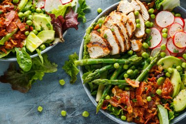 Izgara tavuk göğsü, kuşkonmaz, avokado, turp ve pastırma ile Cobb salata kase