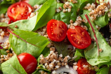 Kiraz domates, kırmızı soğan ve yeşil sebze ile karabuğday salatası. Sağlıklı diyet gıda