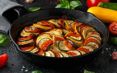 Kabak, patlıcan, domates, sarımsak, soğan ve fesleğen ile Ratatouille Sebze Güveç. dökme demir tavada. Geleneksel Fransız yemekleri.
