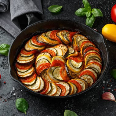 Kabak, patlıcan, domates, sarımsak, soğan ve fesleğen ile Ratatouille Sebze Güveç. dökme demir tavada. Geleneksel Fransız yemekleri.