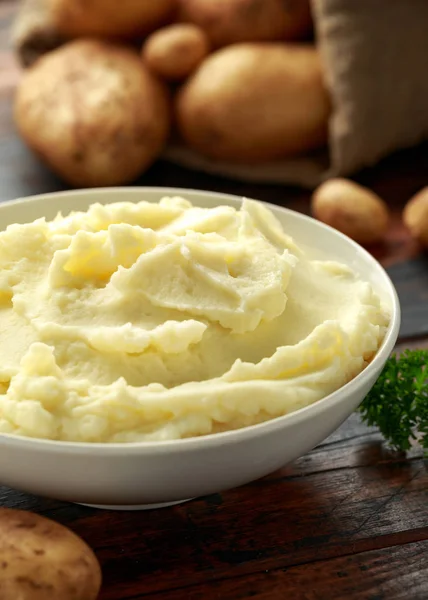 Purê de batatas em tigela branca na mesa rústica de madeira. Alimentos saudáveis — Fotografia de Stock