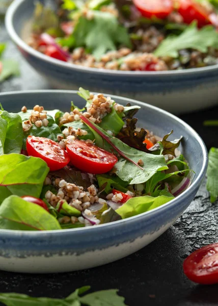 Buchweizensalat mit Kirschtomaten, roten Zwiebeln und grünem Gemüse. gesunde Ernährung — Stockfoto