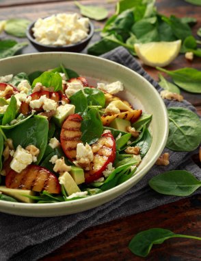 Rustik kasede ıspanak, avokado, ceviz ve beyaz peynirli Yaz Şeftali Salatası. sağlıklı gıda.