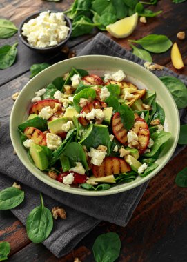 Rustik kasede ıspanak, avokado, ceviz ve beyaz peynirli Yaz Şeftali Salatası. sağlıklı gıda.