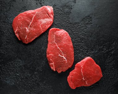 Siyah rustik arka plan taze Çiğ braising sığır biftek