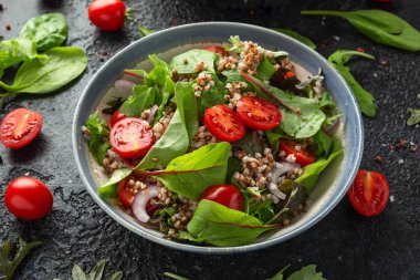 Kiraz domates, kırmızı soğan ve yeşil sebze ile karabuğday salatası. Sağlıklı diyet gıda