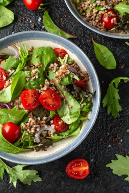 Kiraz domates, kırmızı soğan ve yeşil sebze ile karabuğday salatası. Sağlıklı diyet gıda