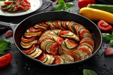 Kabak, patlıcan, domates, sarımsak, soğan ve fesleğen ile Ratatouille Sebze Güveç. dökme demir tavada. Geleneksel Fransız yemekleri.