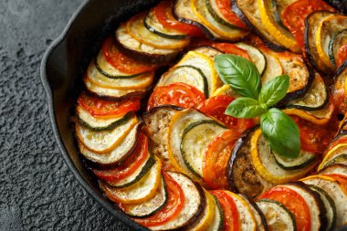 Kabak, patlıcan, domates, sarımsak, soğan ve fesleğen ile Ratatouille Sebze Güveç. dökme demir tavada. Geleneksel Fransız yemekleri.