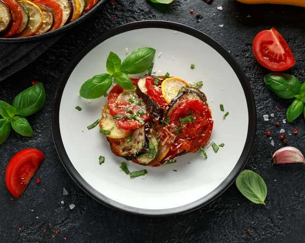 Kabak, patlıcan, domates, sarımsak, soğan ve fesleğen ile Ratatouille Sebze Güveç. Geleneksel Fransız yemekleri. — Stok fotoğraf