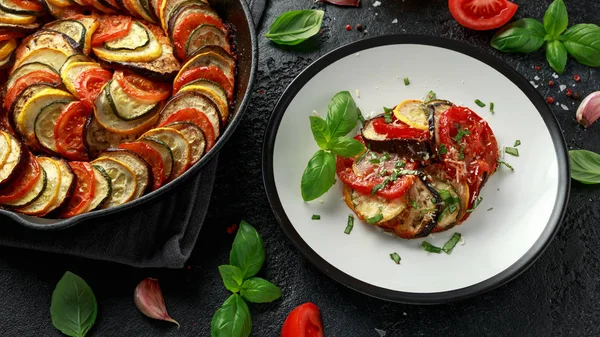 Guiso de verduras de Ratatouille con calabacín, berenjenas, tomates, ajo, cebolla y albahaca. Comida tradicional francesa . — Foto de Stock